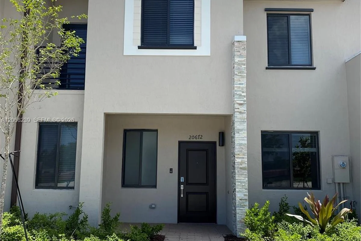 20672 NE 7th Pl, Miami: photo 1 of 5