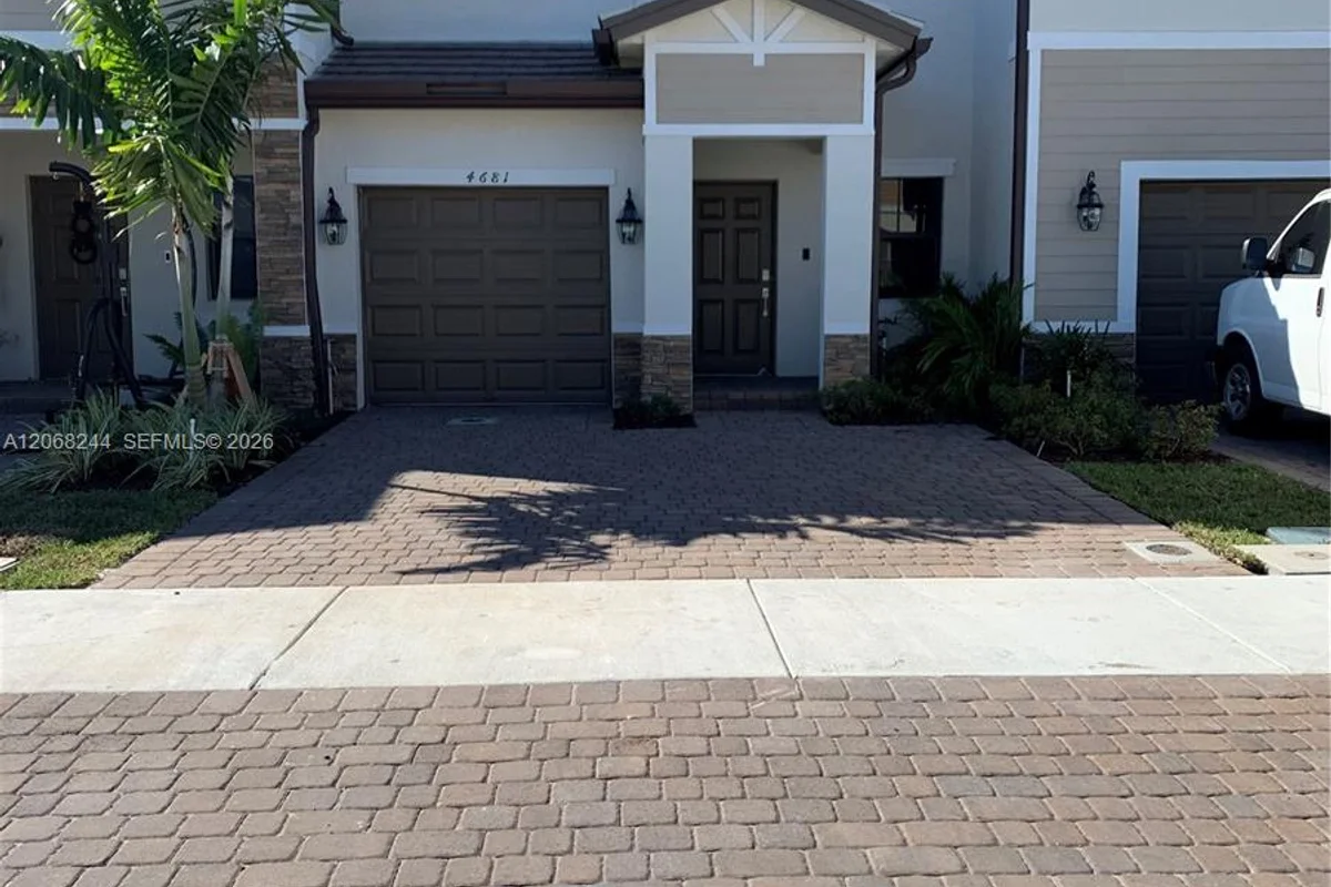 4681 Caspian Way, Davie: photo 1 of 1