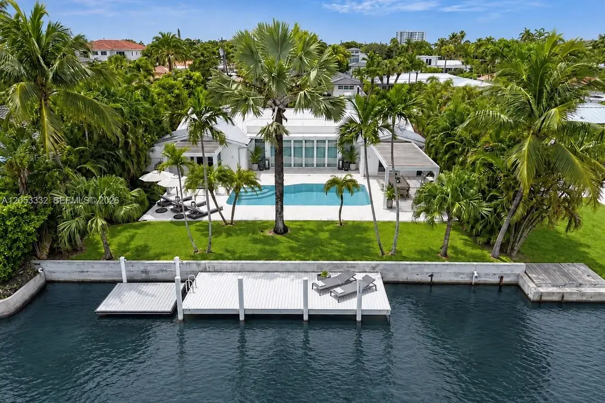 2273 Bayview Ln, North Miami: photo 1 of 40