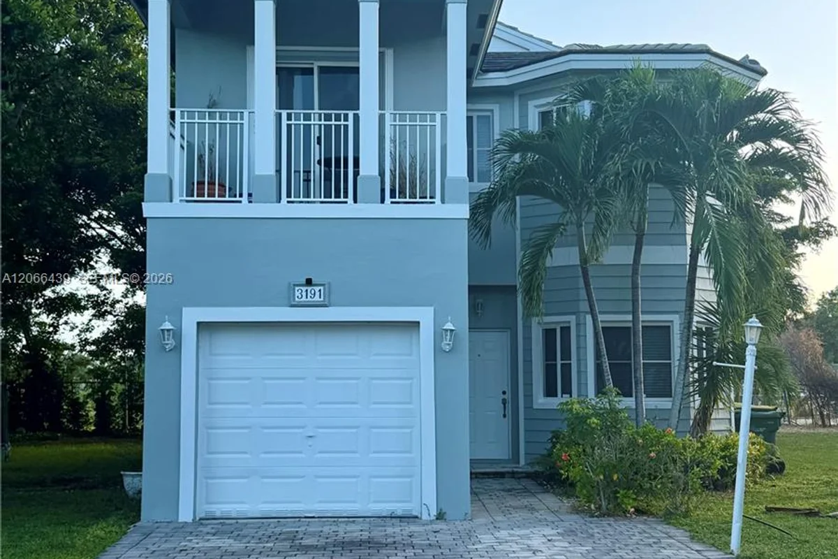 3191 NE 4th St, Homestead: photo 1 of 30