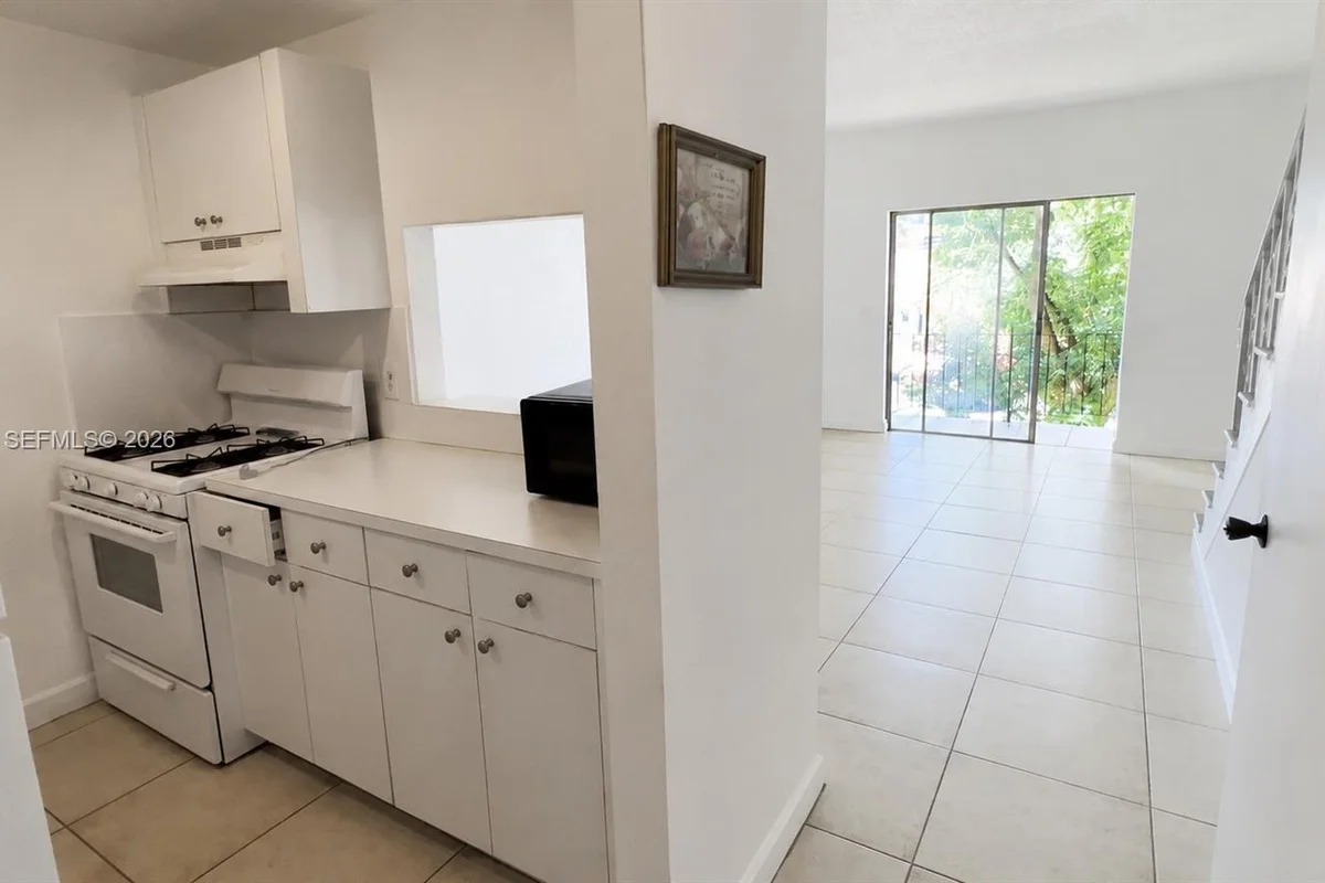 1305 W 53rd St #430, Hialeah: photo 1 of 9