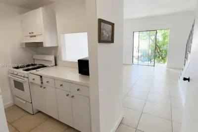 1305 W 53rd St #430, Hialeah: photo 1 of 9