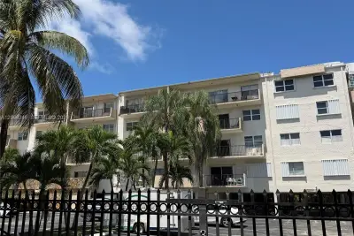250 181st Dr #414, Sunny Isles Beach: photo 1 of 17