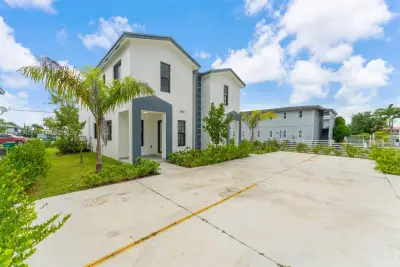 1459 NW 2nd Ave, Florida City: photo 1 of 27