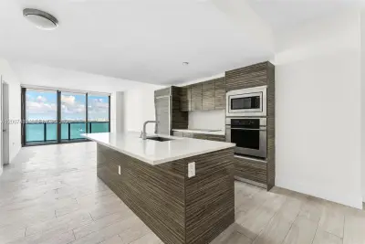 460 NE 28th St #1803, Miami: photo 1 of 25