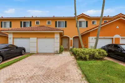 460 Princess Dr, Margate: photo 1 of 26
