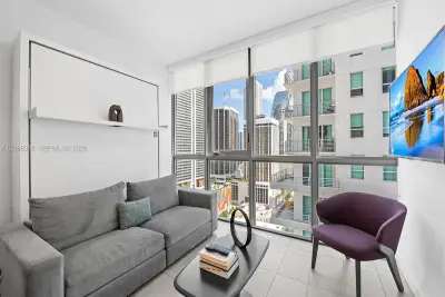 227 NE 2nd St #2501, Miami: photo 1 of 27
