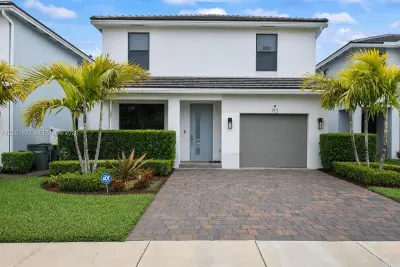 713 SE 15th Ave, Homestead: photo 1 of 17