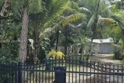 9407 NW 4th Ave, Miami: photo 1 of 1