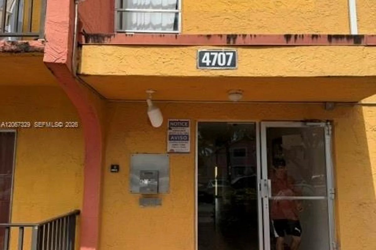 Condo in Miami: photo 1 of 12