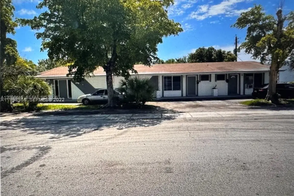 12501 NE 5th Ave, North Miami: photo 1 of 2