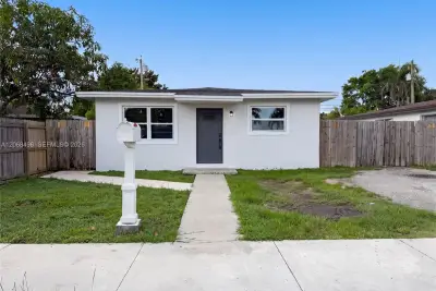 1320 NW 15th St, Homestead: photo 1 of 22