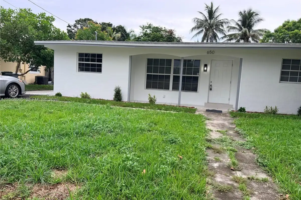 650 SW 55th Ave, Margate: photo 1 of 25
