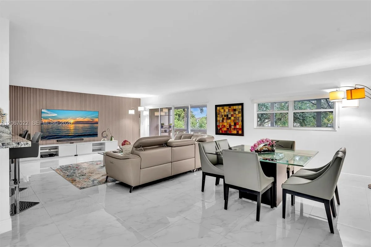 800 NE 195th St #220, Miami: photo 1 of 64