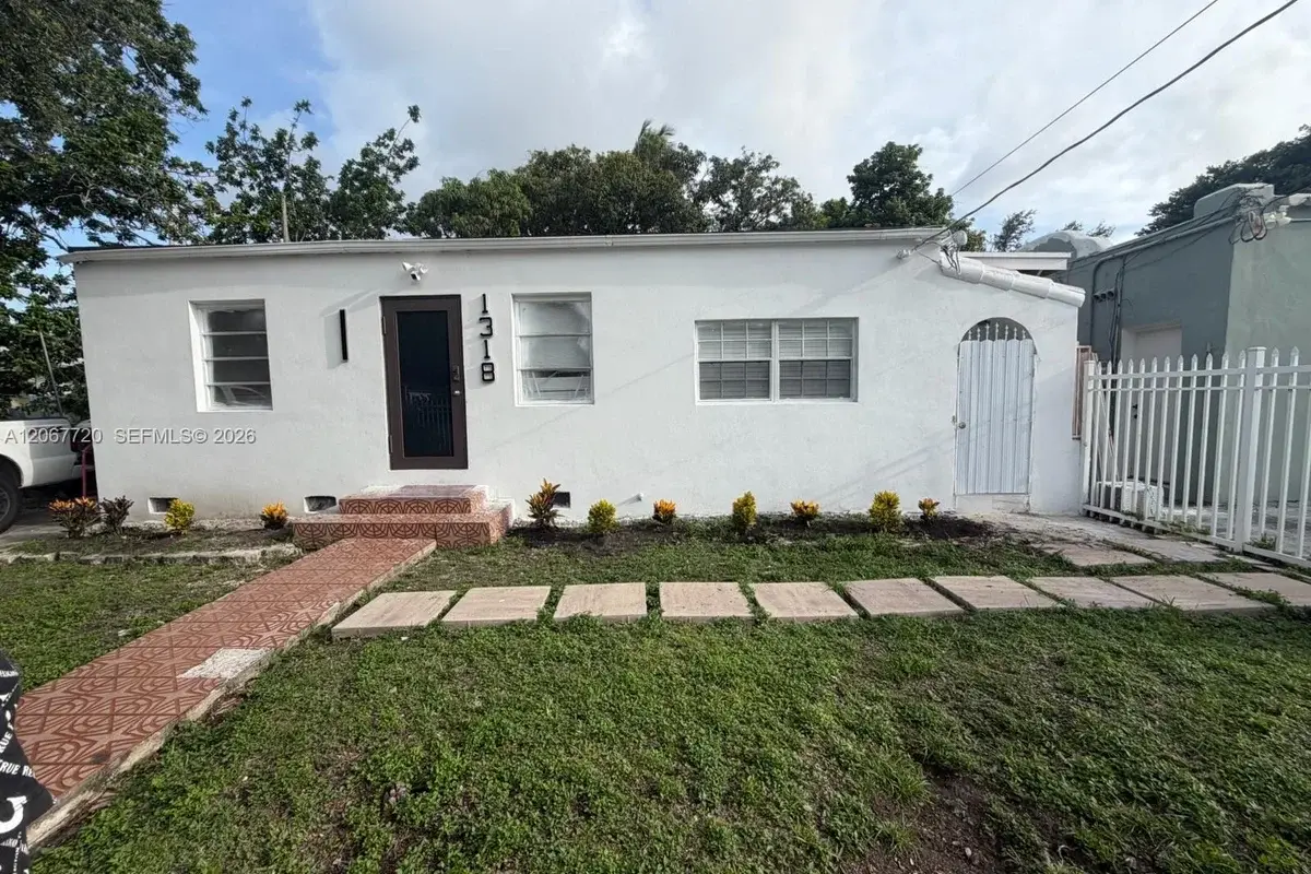 1318 NW 34th St, Miami: photo 1 of 24