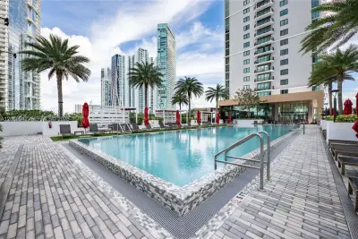 650 NE 2nd Ave #4305, Miami: photo 1 of 19