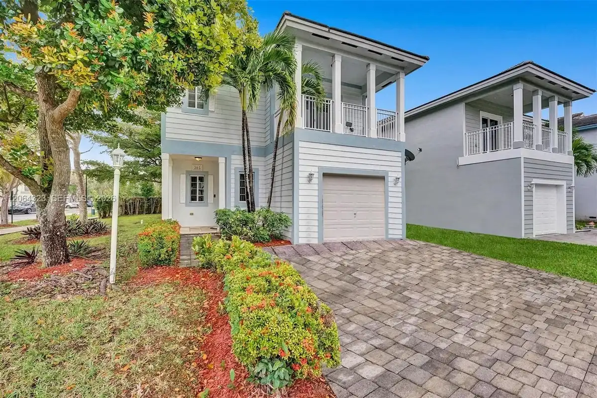 385 NE 31st Ave, Homestead: photo 1 of 12