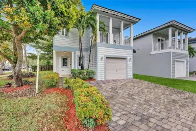 385 NE 31st Ave, Homestead: photo 1 of 12