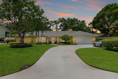 26 Cambria Rd W, Palm Beach Gardens: photo 1 of 60