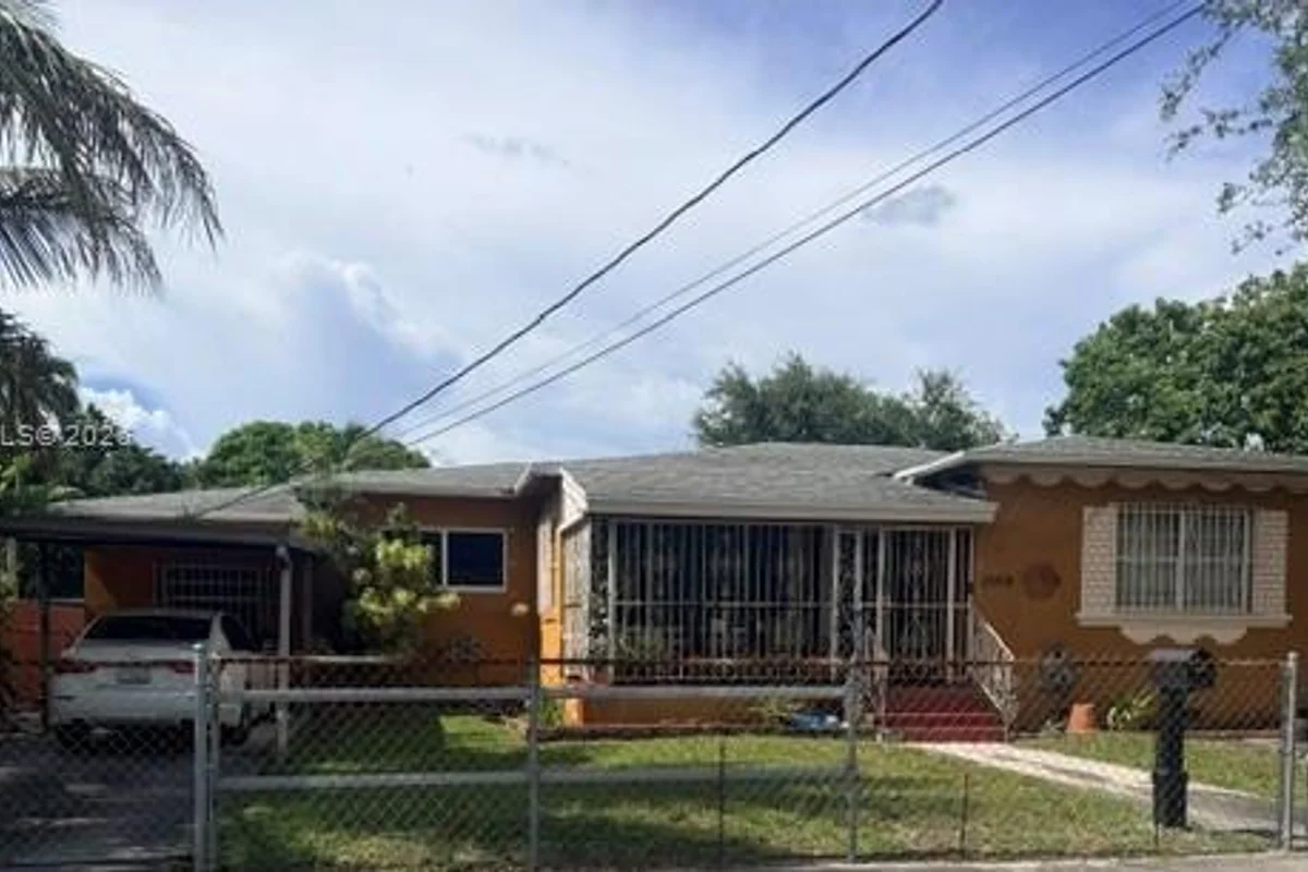 3969 SW 2nd St, Miami: photo 1 of 7