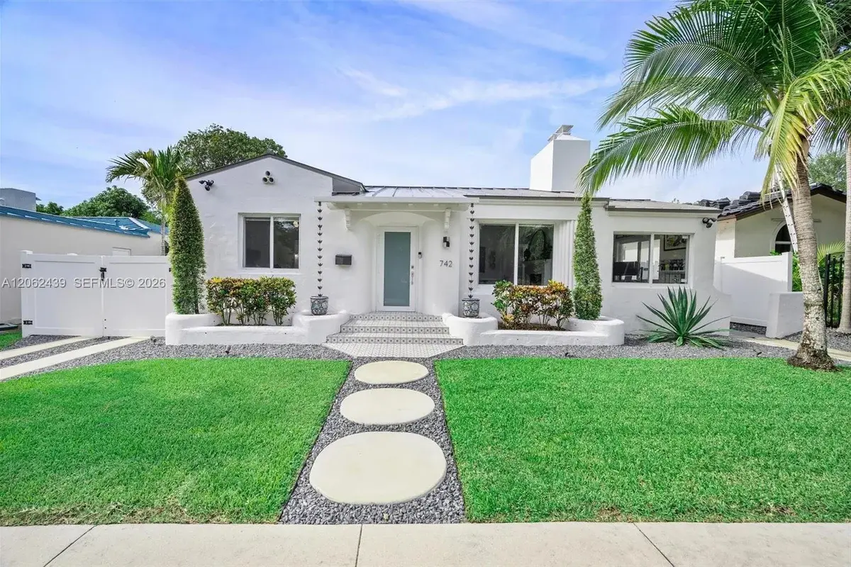 742 NE 82nd Ter, Miami: photo 1 of 36