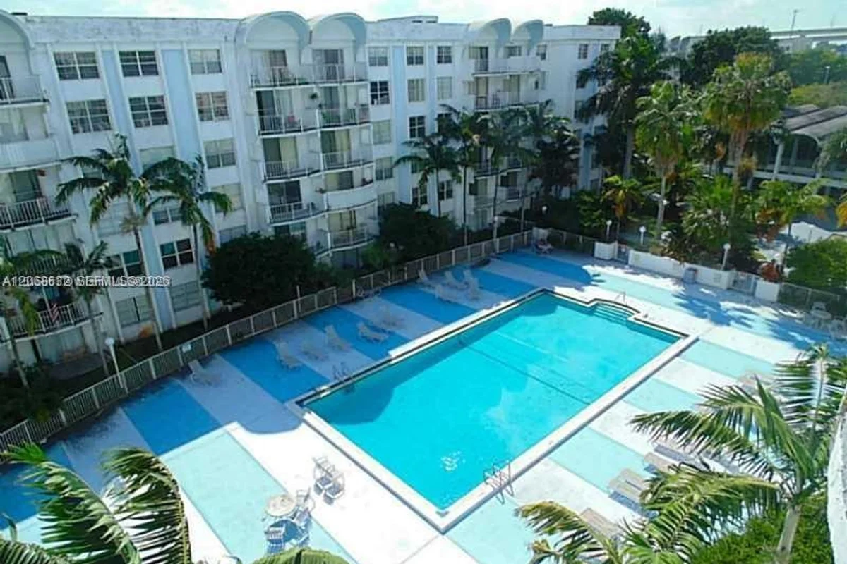 498 NW 165th St #D-501, Miami: photo 1 of 11