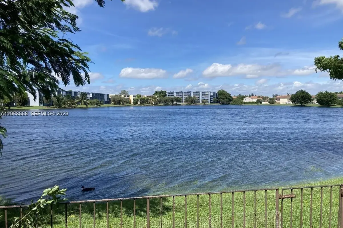 Townhouse in Miami: photo 1 of 25