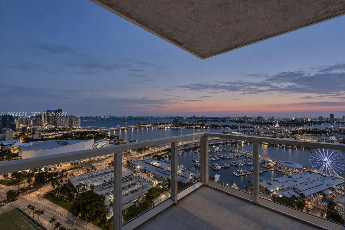 244 Biscayne Blvd #3702, Miami: photo 1 of 23
