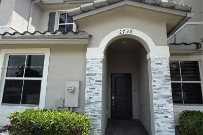 2739 SE 17th St, Homestead: photo 1 of 24