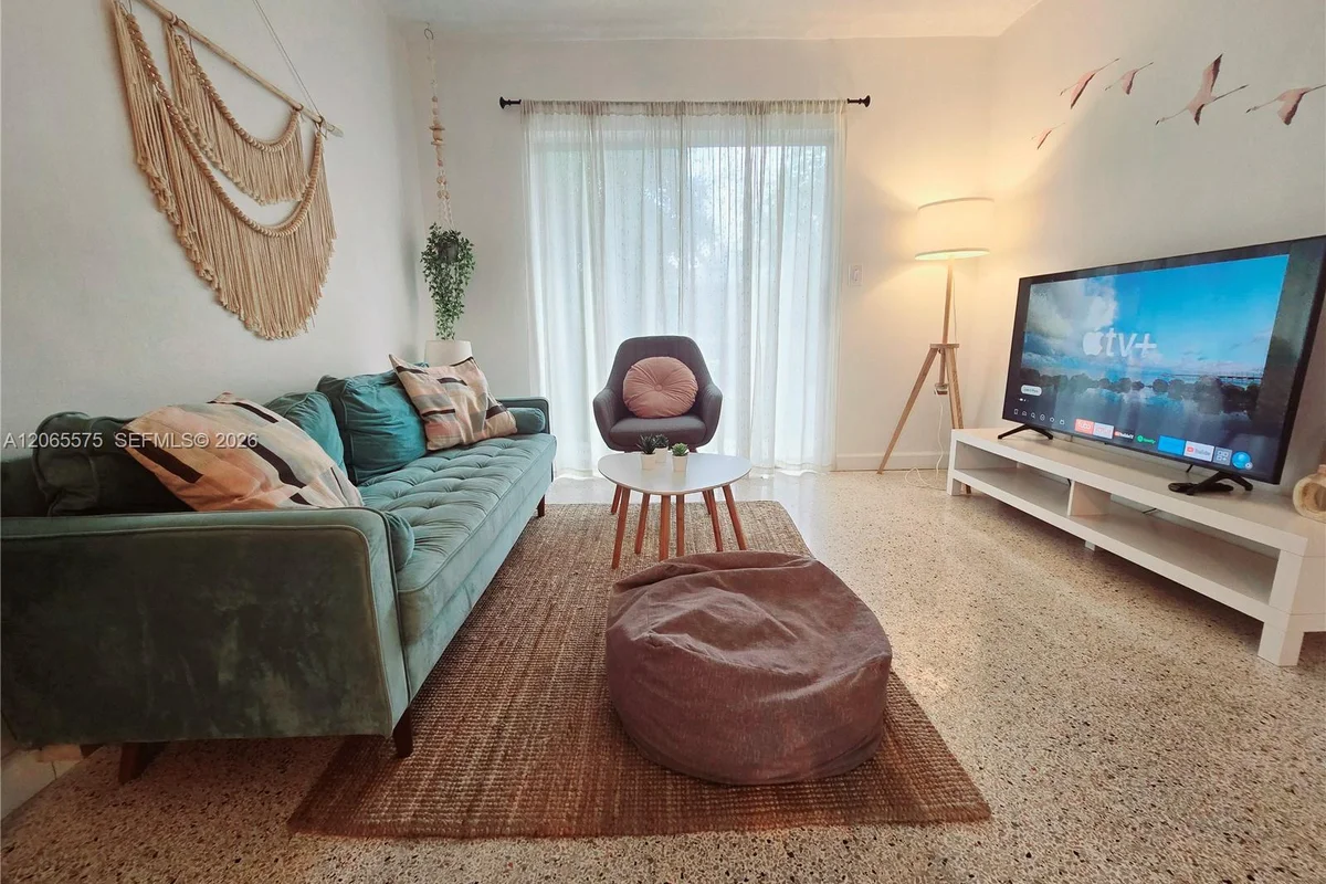 651 SW 3rd St #3, Miami: photo 1 of 18