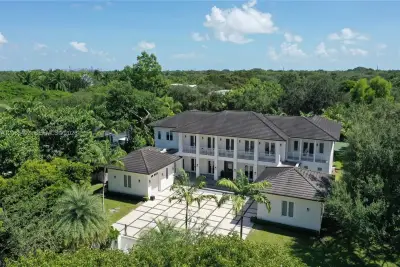 11275 SW 64th Ave, Pinecrest: photo 1 of 41
