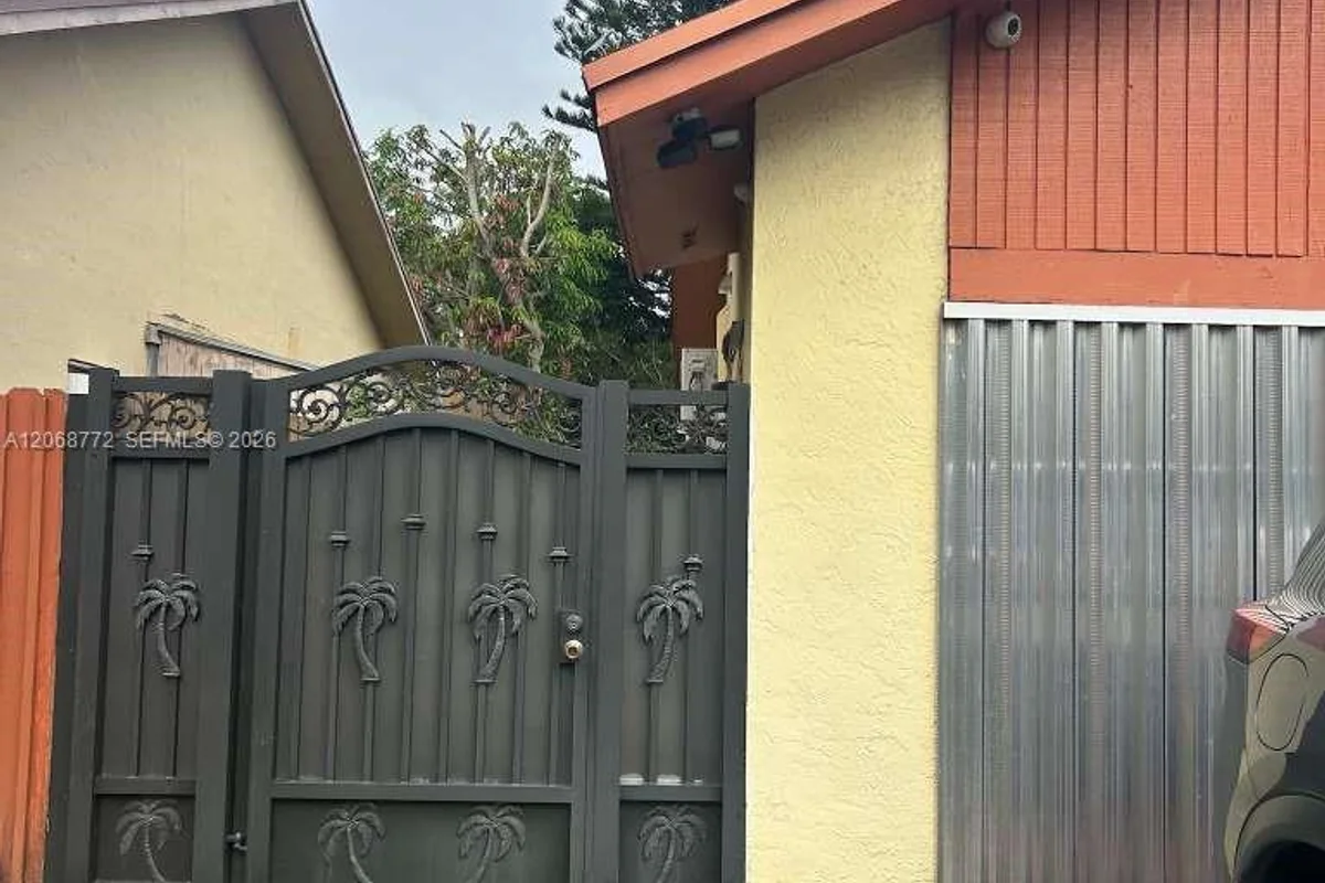 12945 SW 116th St, Miami: photo 1 of 17