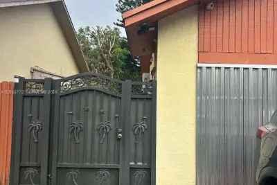 12945 SW 116th St, Miami: photo 1 of 17