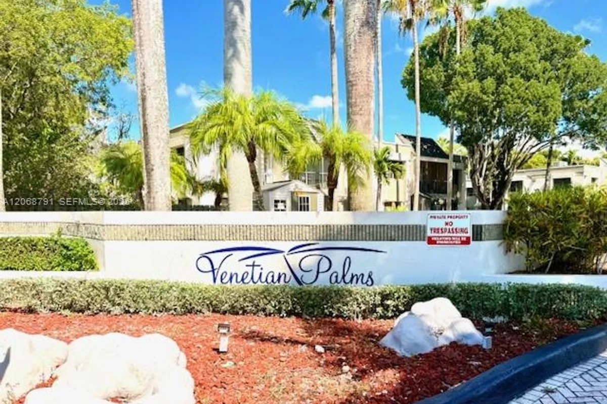 7947 SW 104th St #202C, Miami: photo 1 of 22