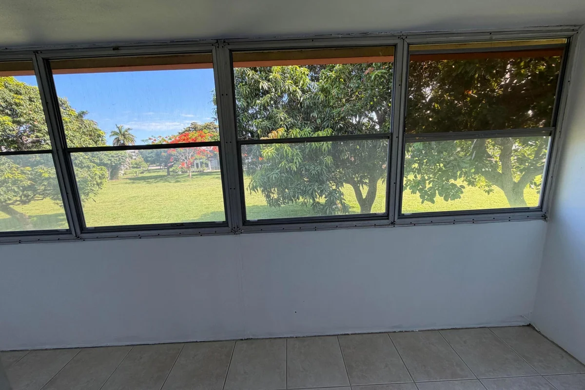 Condo in West Palm Beach: photo 1 of 16