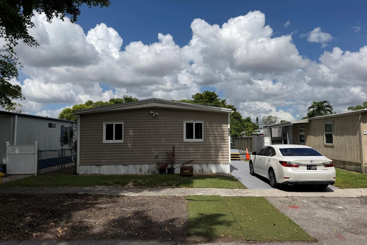 650 NW 214th Ave, Pembroke Pines: photo 1 of 13
