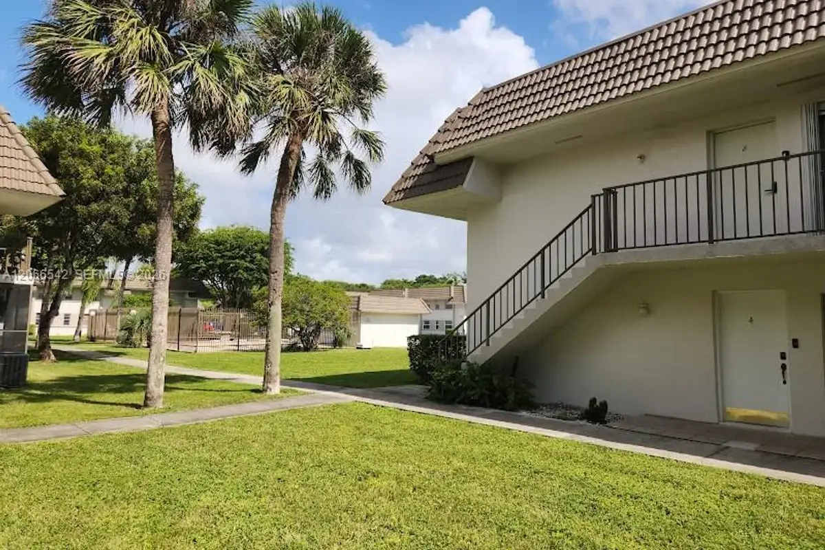 7071 SW 129th Ave #4, Miami: photo 1 of 13