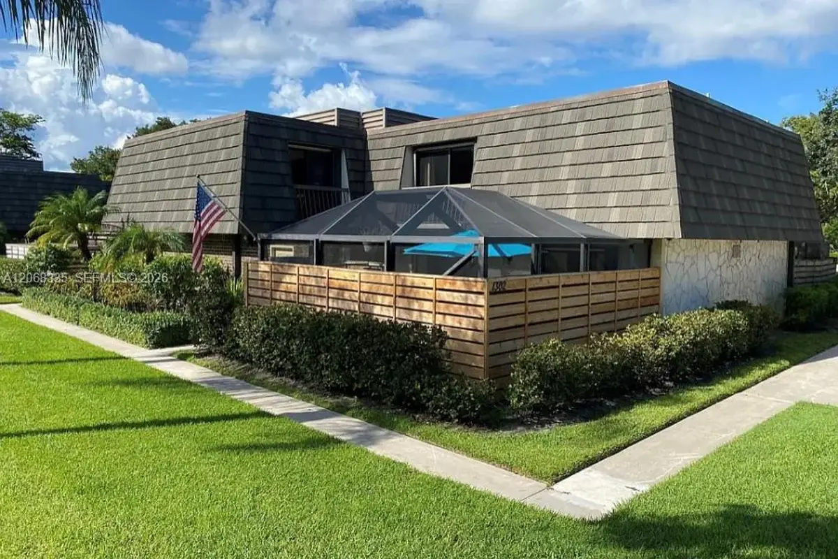 Townhouse in Palm Beach Gardens: photo 1 of 17