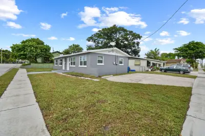 968 W 9th St #A1, Riviera Beach: photo 1 of 30