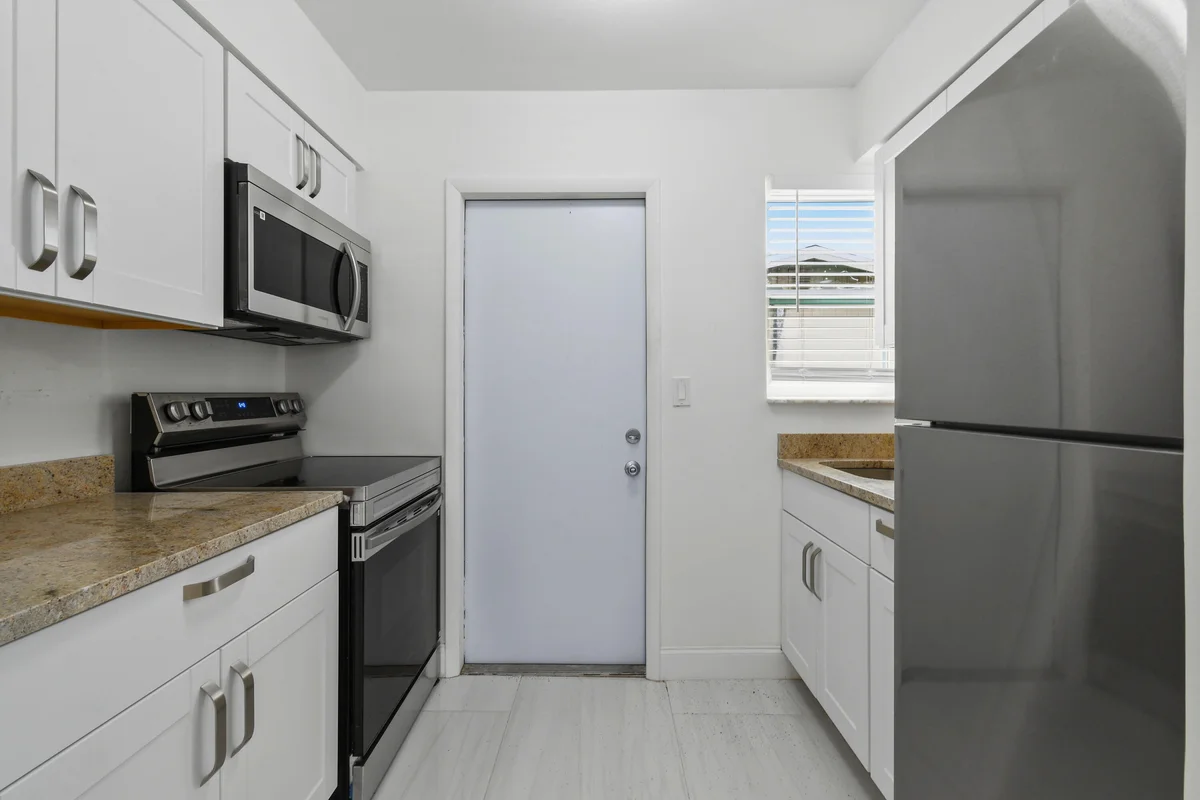 968 W 9th St #B2, Riviera Beach: photo 1 of 26