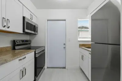 968 W 9th St #B2, Riviera Beach: photo 1 of 26