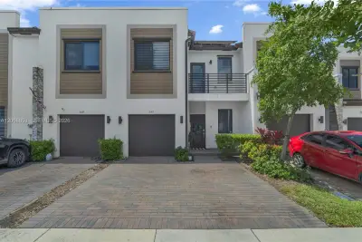 550 NE 207th St, Miami: photo 1 of 37