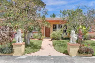1161 NE 202nd St, Miami: photo 1 of 43