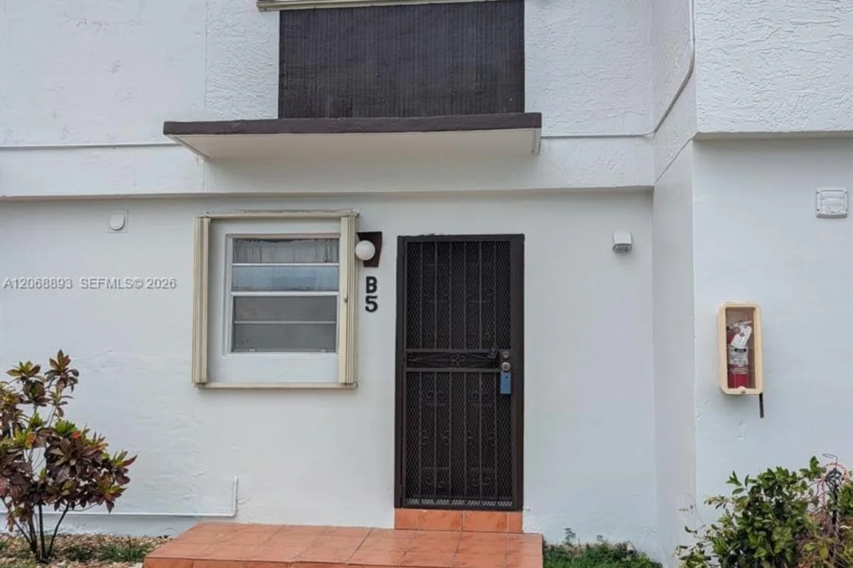 21 SW 109th Ave #B5, Sweetwater: photo 1 of 11