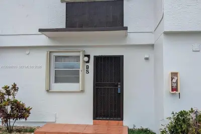 21 SW 109th Ave #B5, Sweetwater: photo 1 of 11