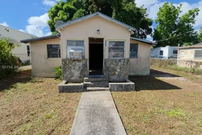 3168 NW 66th St, Miami: photo 1 of 7