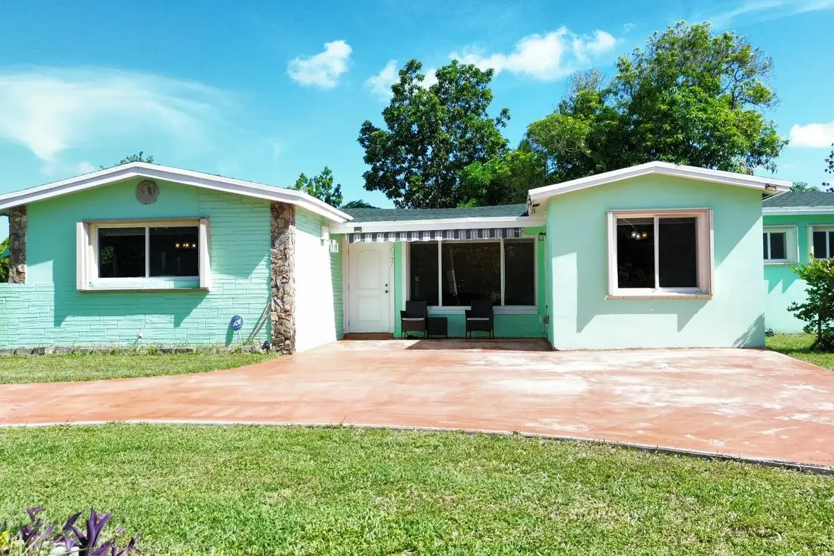 2907 SW 67th Ter, Miramar: photo 1 of 30