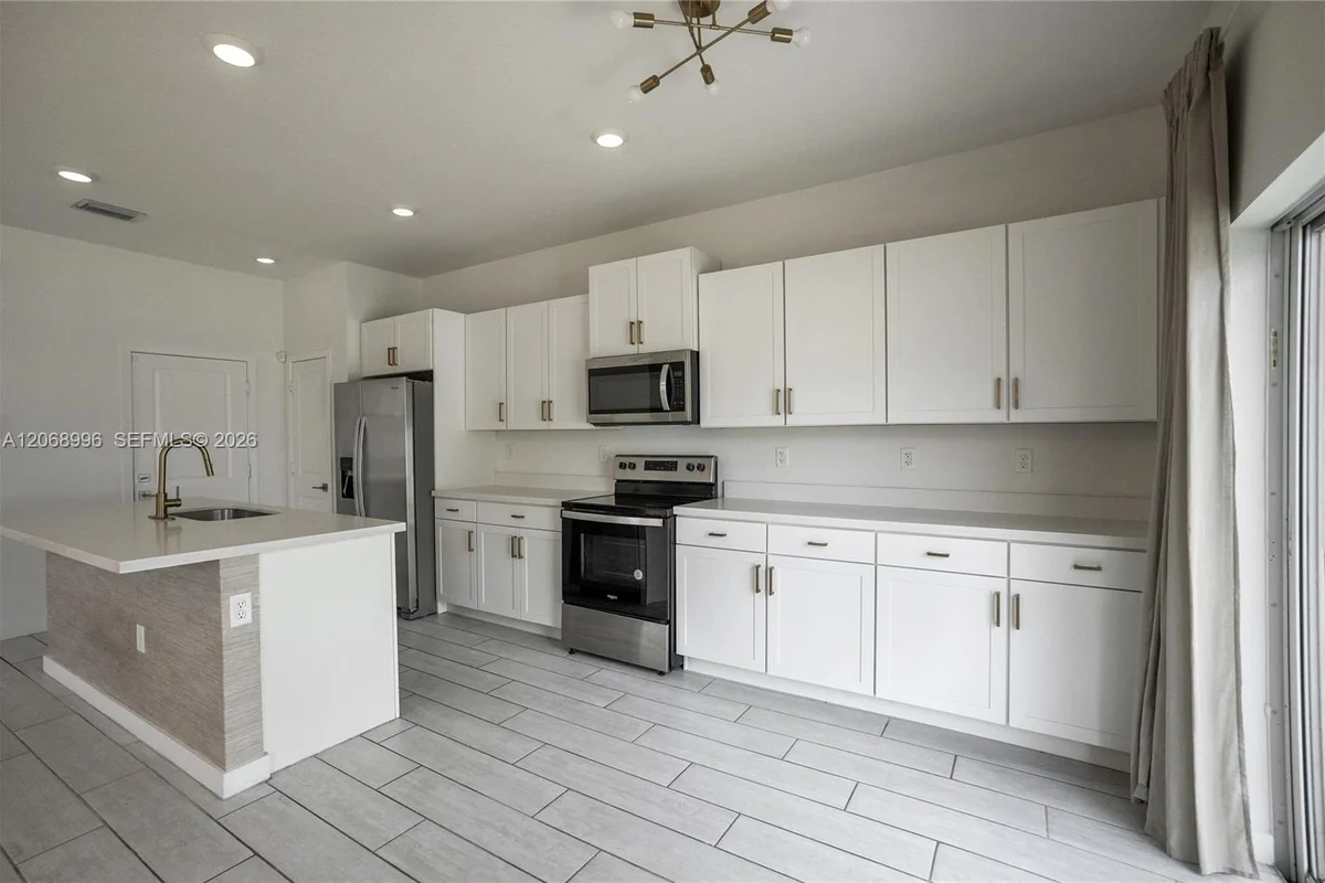 833 SE 19th St, Homestead: photo 1 of 22