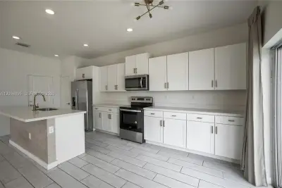 833 SE 19th St, Homestead: photo 1 of 22