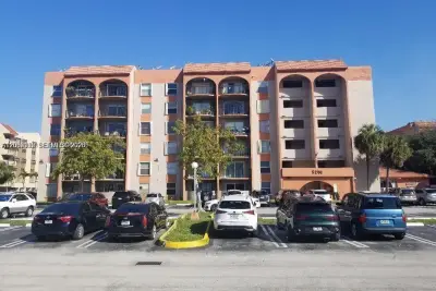 5201 NW 7th St #506, Miami: photo 1 of 10
